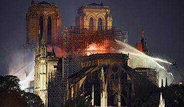 15. april 2019 blev Notre Dame i Paris hærget af en brand, som ødelagde kirkens tag.